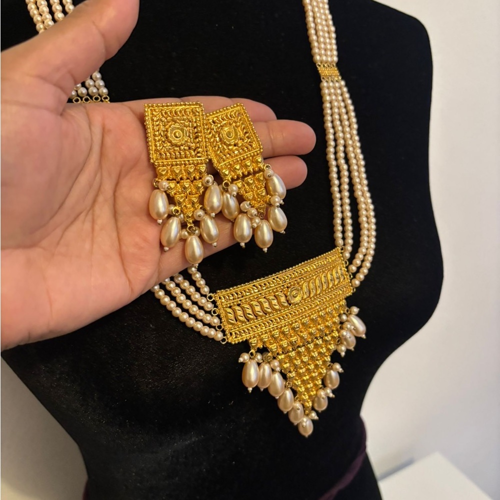 Luxurious Gold and Pearl Statement Necklace